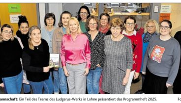Bild aus der Zeitung. Das Team des Ludgerus-Werks steht als Gruppe im Foyer des Hauses. 
