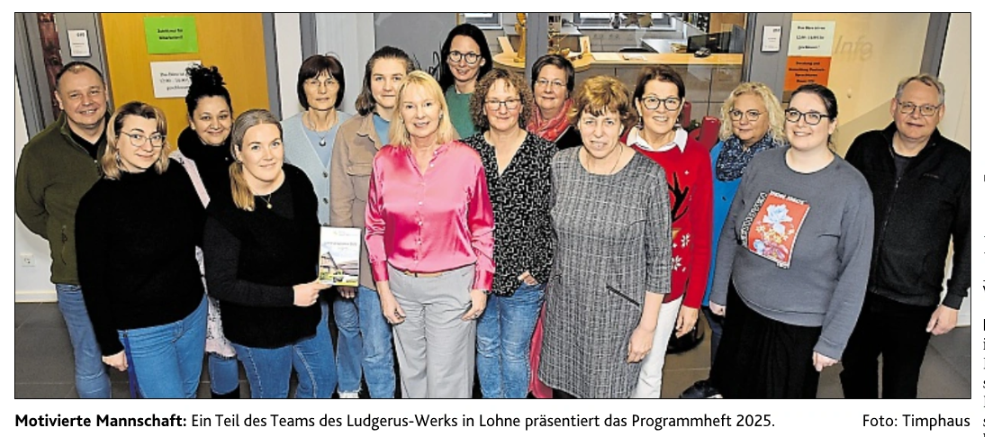 Unser neues Jahresprogrammheft Bild aus der Zeitung. Das Team des Ludgerus-Werks steht als Gruppe im Foyer des Hauses.