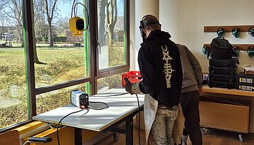 Schüler probieren sich an den Geräten an der Werkbank aus. 