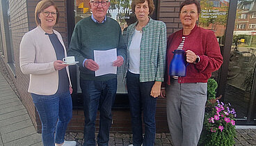 Vier Personen stehen vor dem Eingang des Seniorentreffpunkts im Lohne. 
