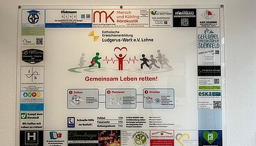 Eine Dankestafel für den Defibrillator mit den Logos der Sponsoren.