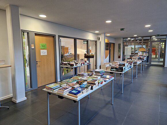 Tische mit Büchern vollgestellt im Foyer des Ludgerus-Werks vor der Information 