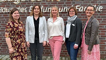 Eine Gruppe von 5 Frauen stehen vor dem Logo an der Außenwand des Ludgerus-Werk.