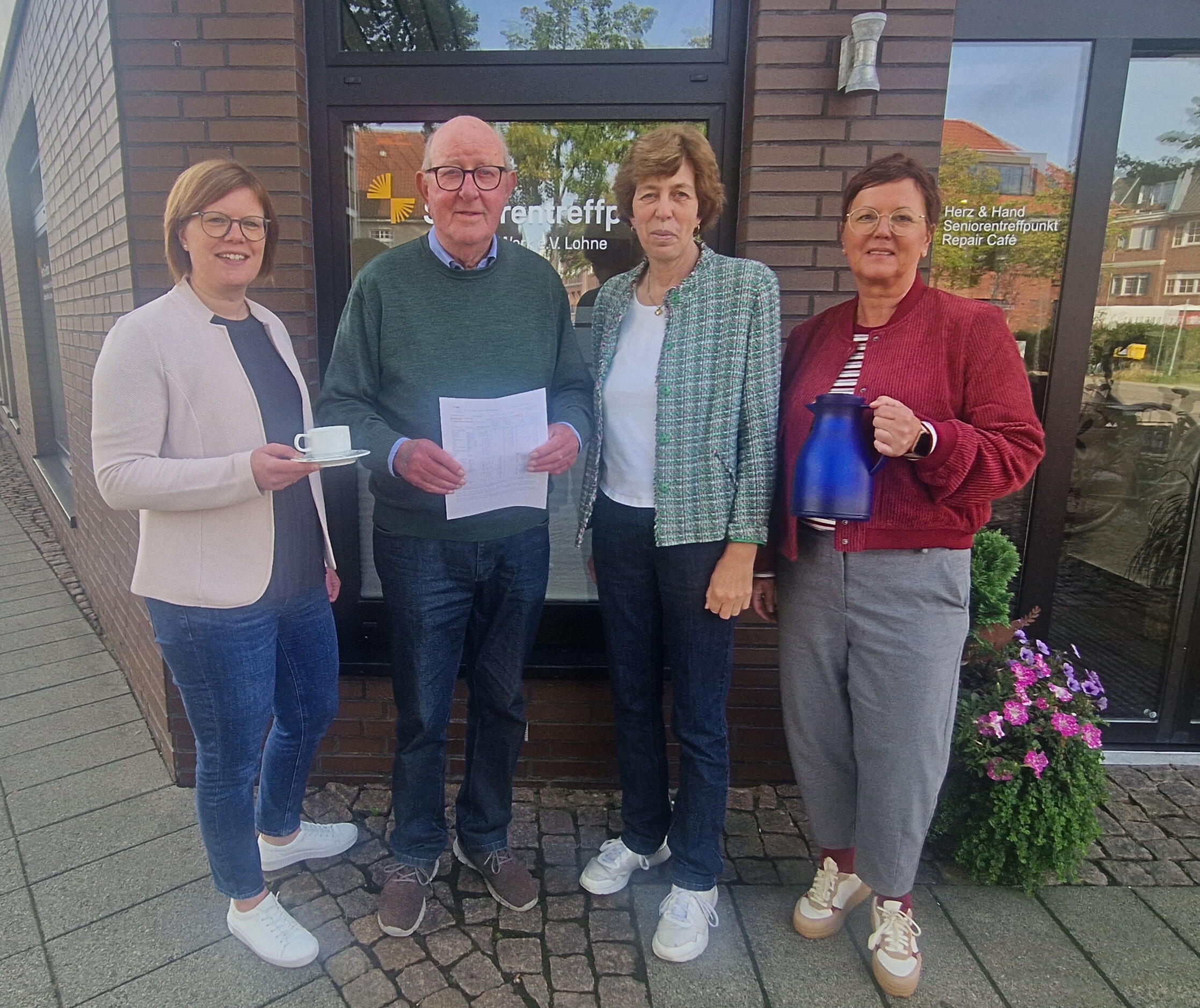 Vier Personen stehen vor dem Eingang des Seniorentreffpunkts im Lohne. 
