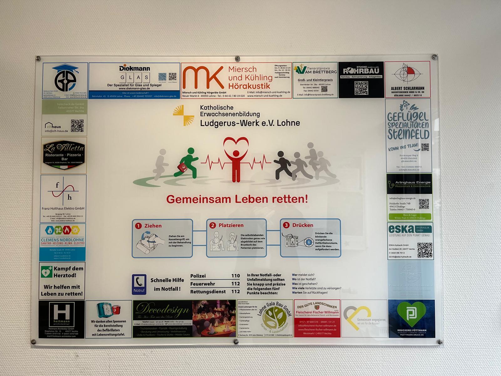 Eine Dankestafel für den Defibrillator mit den Logos der Sponsoren.