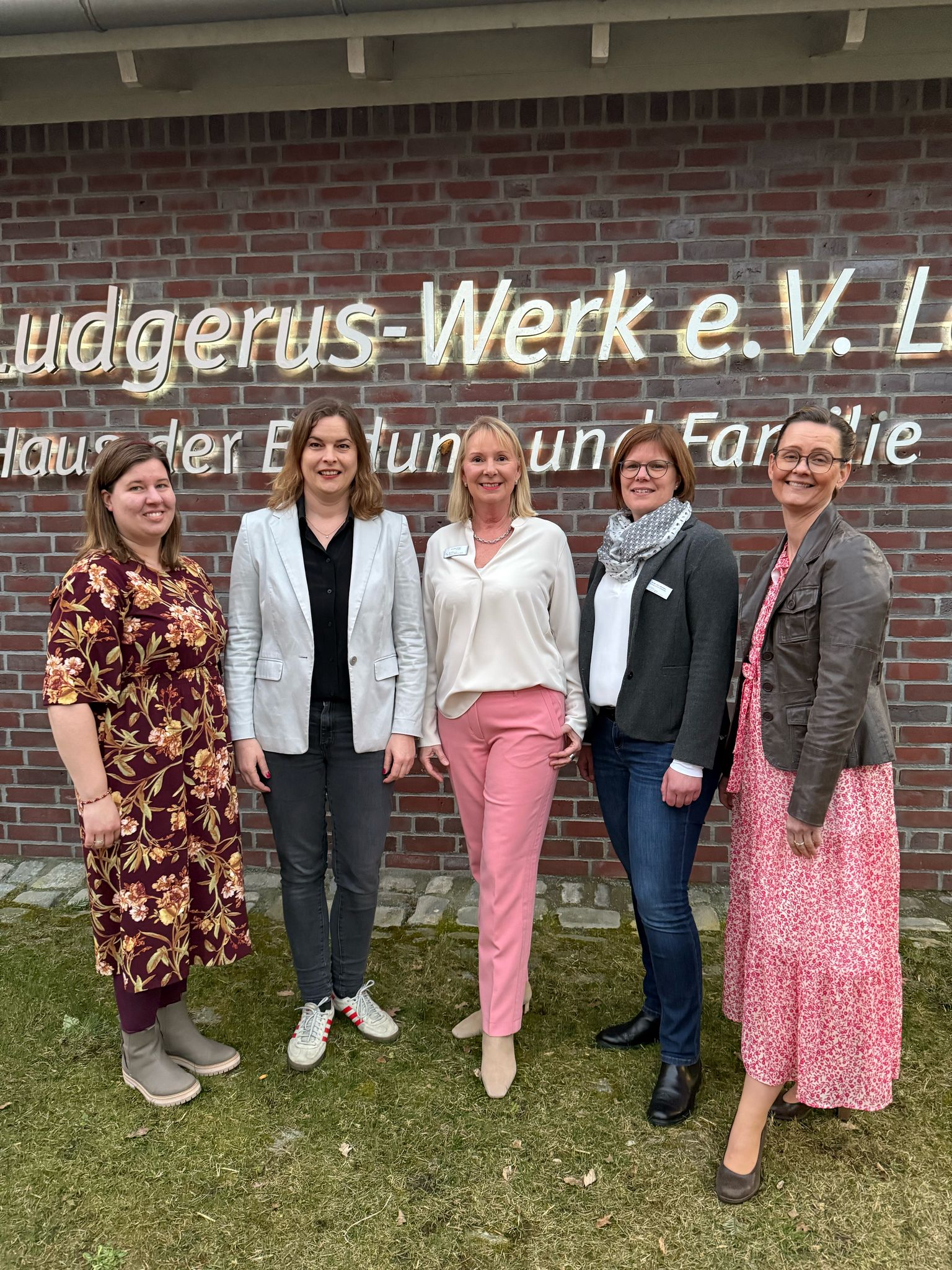 Eine Gruppe von 5 Frauen stehen vor dem Logo an der Außenwand des Ludgerus-Werk.